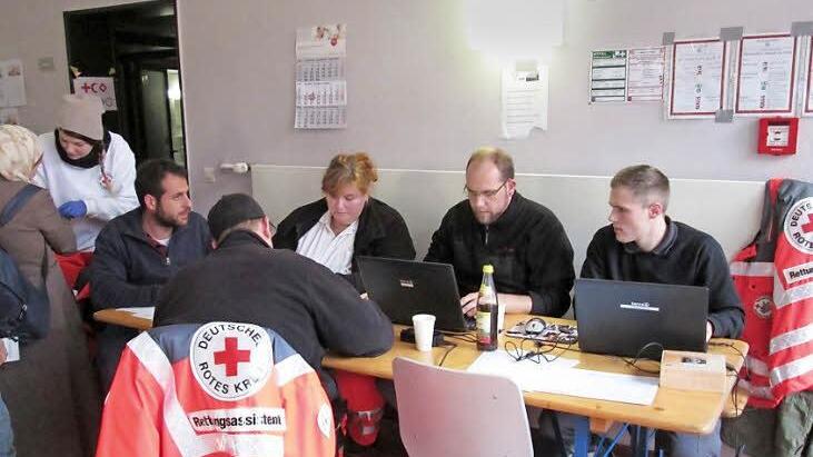 Im Oktober halfen die BRK-Ehrenamtlichen noch bei der Registrierung (sitzend von links: Nicole Klebeg, Daniel Lorz und Marcel Bergmann).