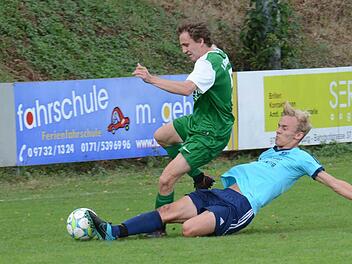 Der Goalgetter kann auch grätschen: Westheims zweifacher Torschütze Yanik Pragmann beweist in dieser Szene defensives Können gegen Fabian Böhm vom FC Hammelburg. Foto: ssp