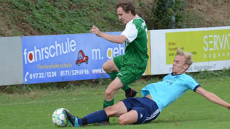 Der Goalgetter kann auch grätschen: Westheims zweifacher Torschütze Yanik Pragmann beweist in dieser Szene defensives Können gegen Fabian Böhm vom FC Hammelburg. Foto: ssp