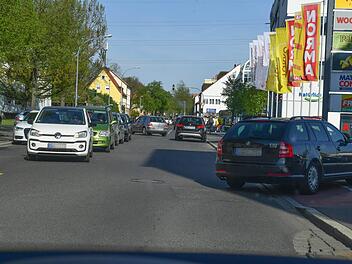 Wollen Autofahrer vom Berliner Ring kommend zu den Einkaufsmärkten in der Pödeldorfer Straße abbiegen (links) kommt es häufig zu Rückstaus.  Doch das ist laut Behörden nicht die einzige Verkehrsproblematik in diesem Bereich. Gibt es dafür Lösungen? Foto: Ronald Rinklef