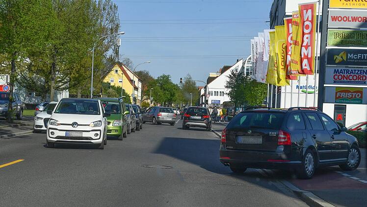 Wollen Autofahrer vom Berliner Ring kommend zu den Einkaufsmärkten in der Pödeldorfer Straße abbiegen (links) kommt es häufig zu Rückstaus.  Doch das ist laut Behörden nicht die einzige Verkehrsproblematik in diesem Bereich. Gibt es dafür Lösungen? Foto: Ronald Rinklef