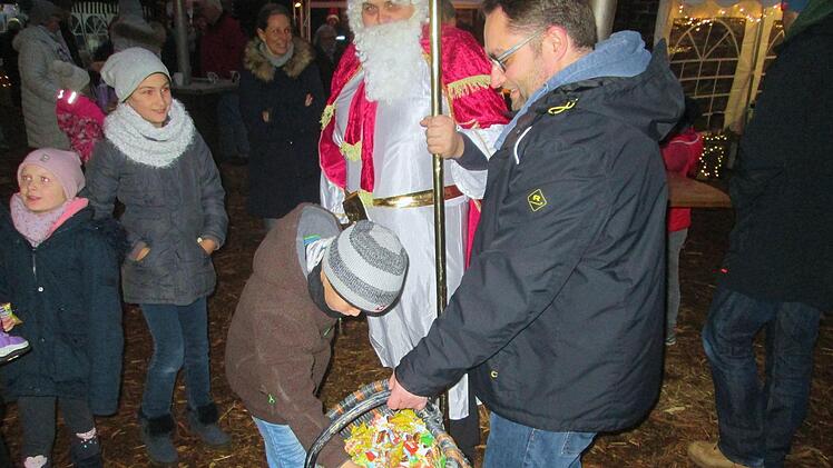 Auch der Nikolaus und Markus Stockmann (rechts) brachten den Kindern Leckereien mit.Winfried Ehling