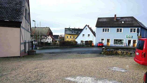 Der Platz neben der Feuerwehr wird zurzeit als Pkw-Stellfl&auml;che genutzt. Das soll sich &auml;ndern.Richardd S&auml;nger