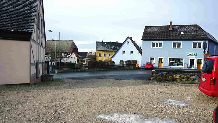 Der Platz neben der Feuerwehr wird zurzeit als Pkw-Stellfläche genutzt. Das soll sich ändern.Richardd Sänger