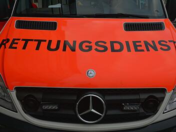 Bad Kissingen: Frontalzusammensto&szlig; - Unfallbeteiligte mit "schwerem Ger&auml;t" aus Fahrzeug befreit