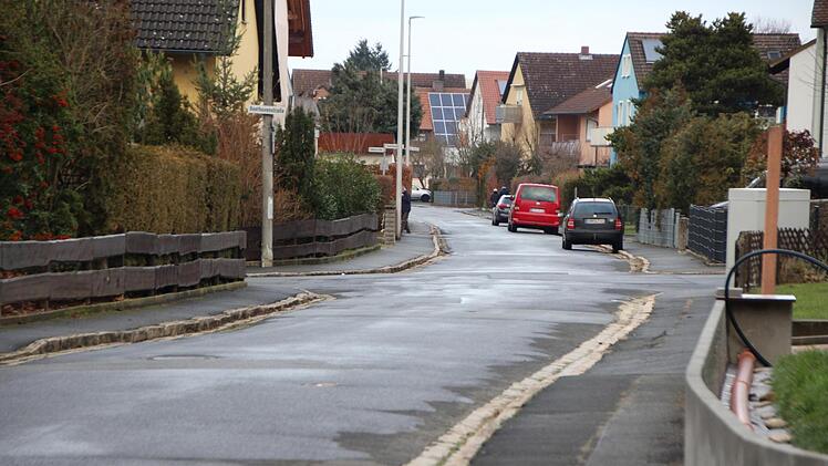 Straßen und Gehwege im "Oberdorf" sind erneuerungsbedürftig. Wie, darüber wird unter Bürgern und Gemeinderäten noch heftig diskutiert.   Foto: Andreas Dorsch