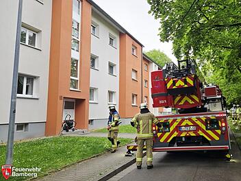 K&uuml;chenbrand in Bamberg: Nachbar rettet zwei Jugendliche aus Wohnung