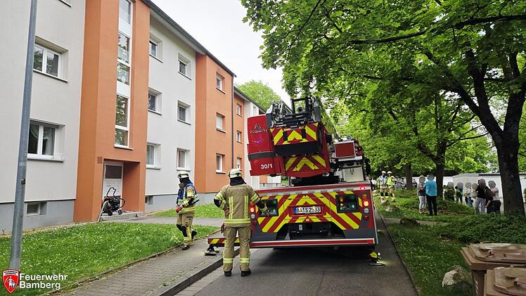 K&uuml;chenbrand in Bamberg: Nachbar rettet zwei Jugendliche aus Wohnung