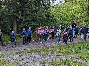 Am Projekttag sammeln die Kinder M&uuml;ll in der Umgebung.
