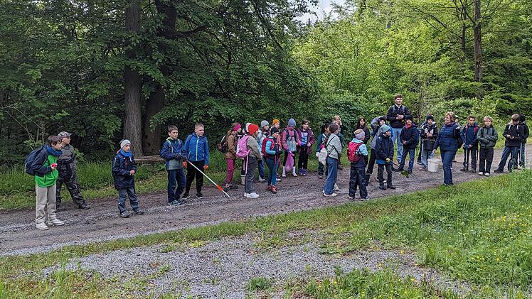 Am Projekttag sammeln die Kinder M&uuml;ll in der Umgebung.