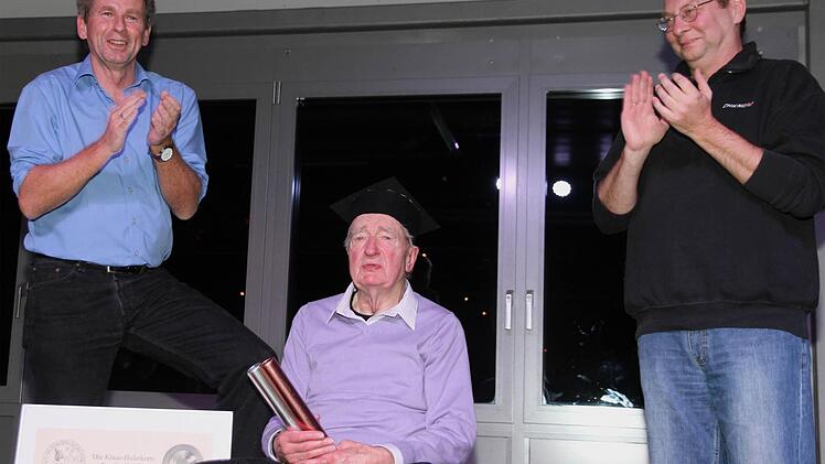 Bertram Wagner (links) und Reinhold Eckert (rechts) lösten nach 55 Jahren Bert Peßler als Leiter des Haferkorn-Turniers ab. Foto: privat