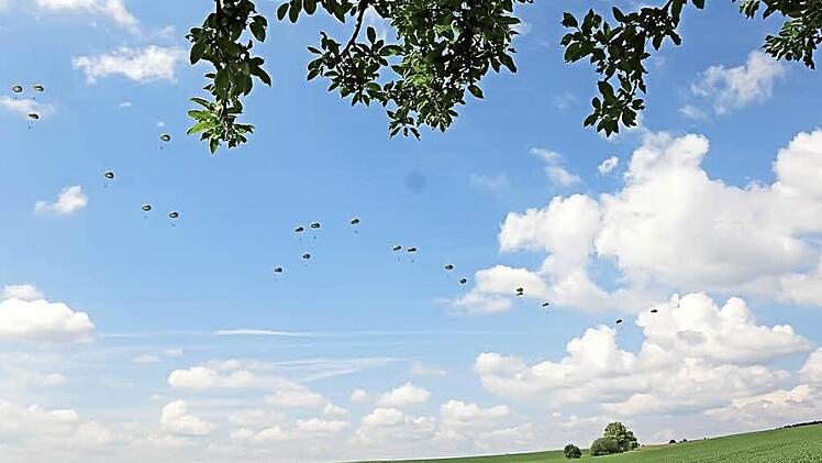 Fallschirmjäger schweben über den Feldern zwischen Adelsberg und Karsbach. Fotos: Arkadius Guzy