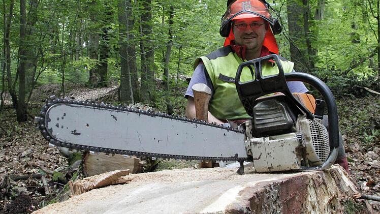 Frank Hofmann lässt die Säge sprechen. Fotos: Josef Hofbauer