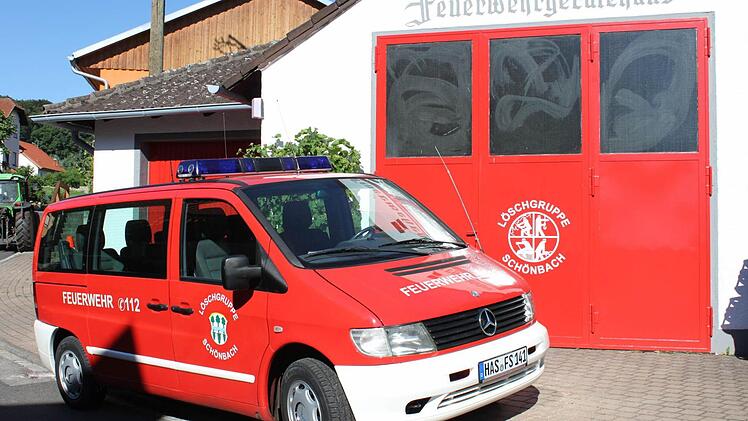 Zurecht stolz auf ihr schönes neues Fahrzeug sind die Schönbacher. Am Samstag wird es geweiht. Gut, dass man da auch gleich das Kellerfest feiern kann. Foto: may