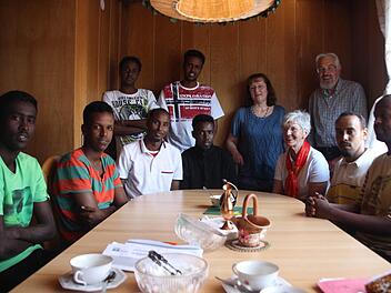 Ihre Gesichter sprechen Bände: Die acht jungen Männer, die aus Somalia geflohen und in Wiesentheid gelandet sind, freuen sich zum einen über ihre gute Unterkunft. Zum anderen wissen sie aber auch, dass ihre Zukunft in Deutland längst nicht sicher ist. Zum Glück haben sie mit Petra Nellen, Maruschka Hofmann und Helmut Römpp vom Arbeitskreis Asyl tatkräftige Helfer.  Foto: Diana Fuchs