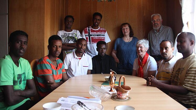 Ihre Gesichter sprechen Bände: Die acht jungen Männer, die aus Somalia geflohen und in Wiesentheid gelandet sind, freuen sich zum einen über ihre gute Unterkunft. Zum anderen wissen sie aber auch, dass ihre Zukunft in Deutland längst nicht sicher ist. Zum Glück haben sie mit Petra Nellen, Maruschka Hofmann und Helmut Römpp vom Arbeitskreis Asyl tatkräftige Helfer.  Foto: Diana Fuchs