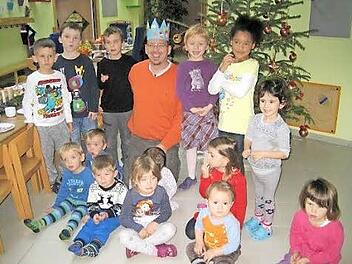 Pfarrer Bader hatte Spaß an seinen jüngsten Gratulanten. Foto: privat