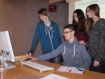 Das Siegerteam "The Wulves of Wall Street". Im Bild von links: Leonhard Roppelt (sitzend), Wilhelm Jasenowski, Isabell Häfner und Lea Neubauer. Nicht im Bild: Julius Kraus. Foto: Veronika Schadeck