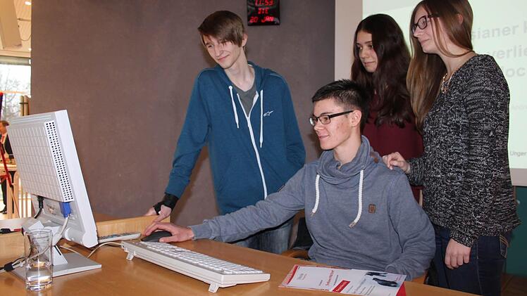 Das Siegerteam "The Wulves of Wall Street". Im Bild von links: Leonhard Roppelt (sitzend), Wilhelm Jasenowski, Isabell Häfner und Lea Neubauer. Nicht im Bild: Julius Kraus. Foto: Veronika Schadeck