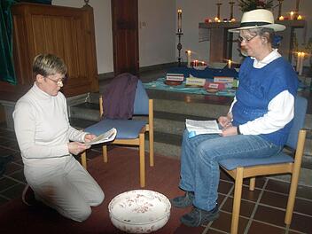 Claudia Völk (li) und Elke Krumpholz stellen die Fußwaschung nach. Foto: Susanne Deuerling