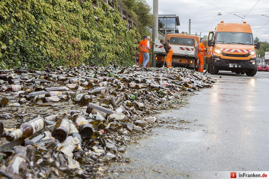 Nürnberg: Getränkelaster verliert in Kurve mehrere Bierkisten