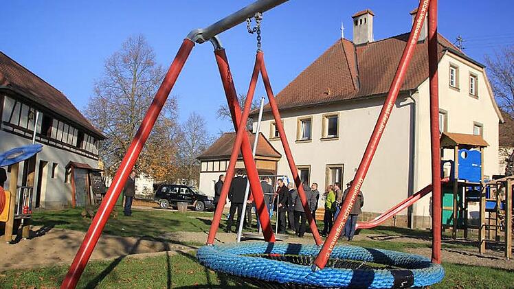 Auf dem Dorfplatz und dem Spielplatz in Wiesen sahen sich die Mitglieder des Bauausschusses um. Foto: Matthias Einwag