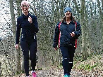 Mittendrin in der Vorbereitung auf ihren ersten Halbmarathon sind Katharina Zink (links) und Birthe Schneider. Dieses Teilstück der Originalstrecke führt die Saale entlang in Richtung Euerdorf. Foto: Jürgen Schmitt