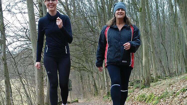 Mittendrin in der Vorbereitung auf ihren ersten Halbmarathon sind Katharina Zink (links) und Birthe Schneider. Dieses Teilstück der Originalstrecke führt die Saale entlang in Richtung Euerdorf. Foto: Jürgen Schmitt