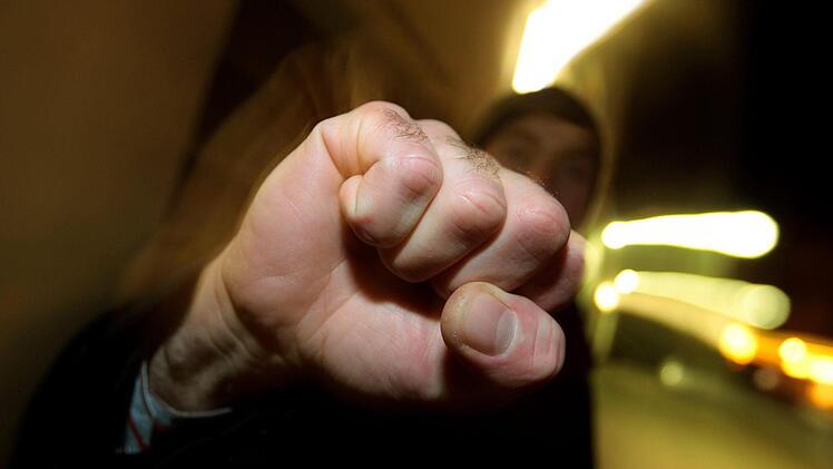 In der Erlanger Innenstadt ist am Dienstag ein Streit unter Jugendlichen eskaliert. Ein 20-J&auml;hriger wurde verletzt. Foto: Karl-Josef Hildenbrand/dpa