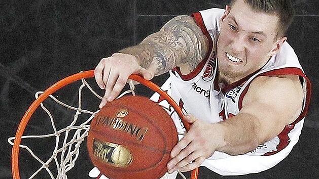 Daniel Theis ist mit seinen spektakul&auml;ren Dunkings und Blocks h&auml;ufig in den Highlight-Videos der Bundesliga und auch der Euroleague pr&auml;sent. Das Fachblatt "Big" mutma&szlig;t, dass der 25-J&auml;hrige in der n&auml;chsten Saison f&uuml;r Darussafaka Istanbul auf Korbjagd geht, um sich dort f&uuml;r die NBA zu empfehlen. Foto: Daniel L&ouml;b
