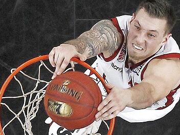 Daniel Theis ist mit seinen spektakulären Dunkings und Blocks häufig in den Highlight-Videos der Bundesliga und auch der Euroleague präsent. Das Fachblatt "Big" mutmaßt, dass der 25-Jährige in der nächsten Saison für Darussafaka Istanbul auf Korbjagd geht, um sich dort für die NBA zu empfehlen. Foto: Daniel Löb
