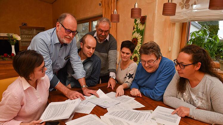 Ein Teil der Erlauer Interessengemeinschaft Lärm  brütet über  Dokumenten, die sich  im Zusammenhang mit der Biogasanlage und deren geplanter Erweiterung angesammelt haben. Foto: Ronald Rinklef