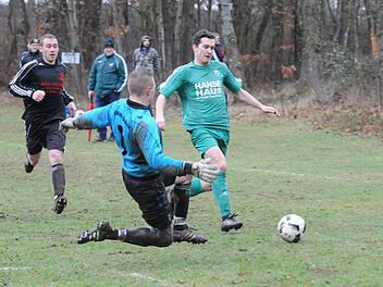 Zumindest in dieser Szene hatte Morlesaus Keeper Florian Fischer das bessere Ende für sich im Duell mit Lukas Tartler. Allerdings hatte der Untererthaler Goalgetter kurz zuvor das 2:0 für seine Viktorianer erzielt.ssp