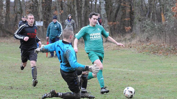 Zumindest in dieser Szene hatte Morlesaus Keeper Florian Fischer das bessere Ende für sich im Duell mit Lukas Tartler. Allerdings hatte der Untererthaler Goalgetter kurz zuvor das 2:0 für seine Viktorianer erzielt.ssp