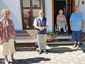In Nurn feierte Anton Deuerling (rechts) seinen 80. Geburtstag. Mit auf dem Bild sind von links Pfarrsekretärin Ingrid Burkert-Mazur, Pfarrer Richard Reis und Ehefrau Betty Deuerling. Foto: Hans Franz