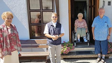 In Nurn feierte Anton Deuerling (rechts) seinen 80. Geburtstag. Mit auf dem Bild sind von links Pfarrsekretärin Ingrid Burkert-Mazur, Pfarrer Richard Reis und Ehefrau Betty Deuerling. Foto: Hans Franz