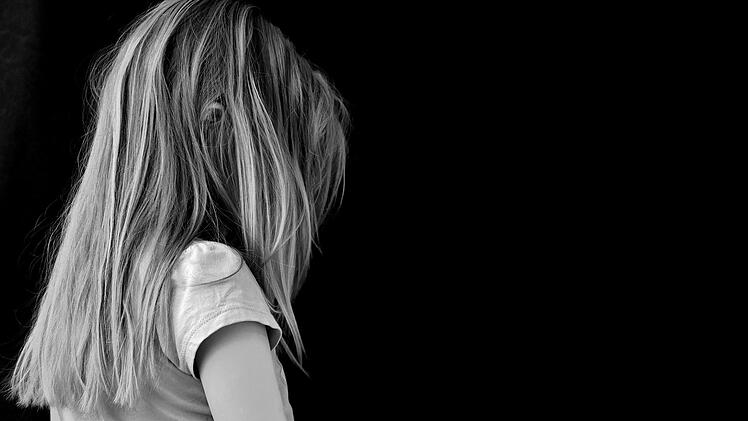 Ein 30-Jähriger soll eine 12-Jährige sexuell missbraucht haben, als er zu Besuch bei der Familie war.