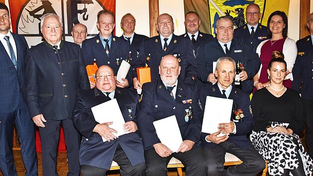 Die seit 40 Jahren aktiven Feuerwehreinsatzkr&auml;fte freuen sich mit Erstem B&uuml;rgermeister Michael Zapf, stellvertretendem Landrat Helmut Fischer, Zweitem B&uuml;rgermeister Matthias M&uuml;ller, Nicole Hopf vom Landratsamt Lichtenfels, Dritter B&uuml;rgermeisterin ...