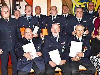 Die seit 40 Jahren aktiven Feuerwehreinsatzkräfte freuen sich mit Erstem Bürgermeister Michael Zapf, stellvertretendem Landrat Helmut Fischer, Zweitem Bürgermeister Matthias Müller, Nicole Hopf vom Landratsamt Lichtenfels, Dritter Bürgermeisterin ...