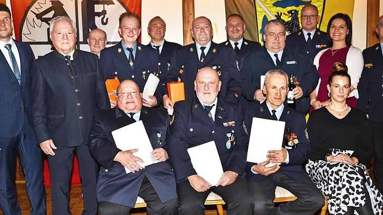 Die seit 40 Jahren aktiven Feuerwehreinsatzkräfte freuen sich mit Erstem Bürgermeister Michael Zapf, stellvertretendem Landrat Helmut Fischer, Zweitem Bürgermeister Matthias Müller, Nicole Hopf vom Landratsamt Lichtenfels, Dritter Bürgermeisterin ...