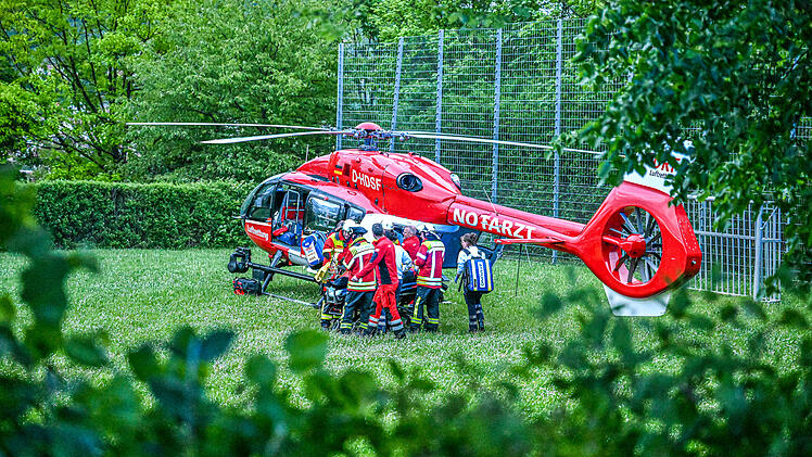 Mehrere Jugendliche bei Sturz durch Sporthallendach schwer verletzt