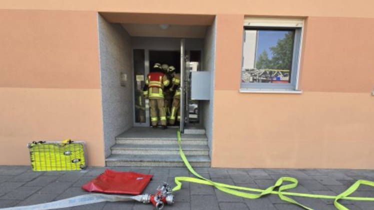 Feuerwehr Bamberg zu verrauchter Wohnung alarmiert - "qualmende Gegenstände"