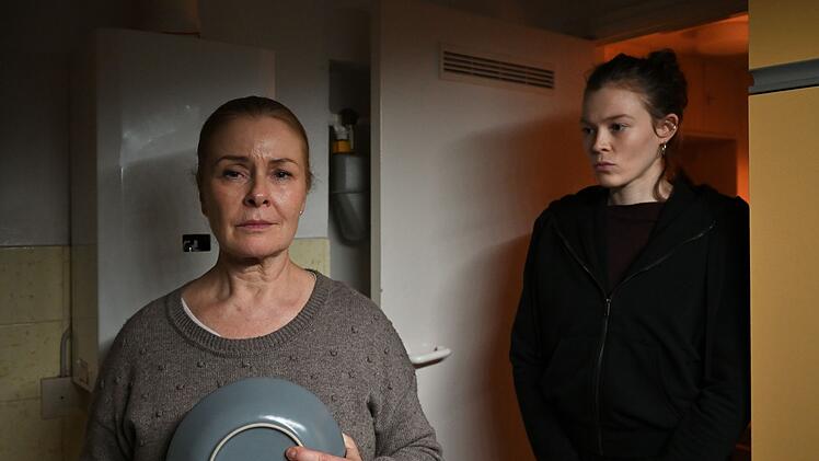 Was verbergen Mieterin Sophie Schultheis (Lina Wendel, links) und ihre Tochter Lara Schultheis (Paula Kober).