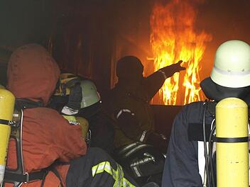 Auf die Ausbildung legen die Verantwortlichen der Ebenhäuser Feuerwehr viel Wert. So waren unter den 38 Übungen Sondereinheiten für Atemschutzträger und zwei Großübungen in Wildflecken und Ramsthal. Unser Archivbild zeigt Feuerwehrleute in Atemschutzausrüstung, die im Brandcontainer üben. Foto: Archiv/Stefan Geiger