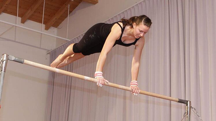 Die Sportlerin des Jahres Regina Rubi an ihrem Lieblingsgerät, dem Stufenbarren