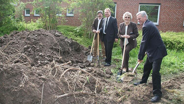 Architekt Jörg Detsch, Bürgermeister Wolfgang Beiergrößlein, die Vorsitzende der Lebenshilfe Renate Döring und Landrat Oswald Marr freuen sich, dass die Lebenshilfe mit dem ehemaligen evangelischen Gemeindezentrum ein neues Domizil für ein Wohnheim für Menschen mit Behinderung gefunden hat.  Fotos: Sonja Adam