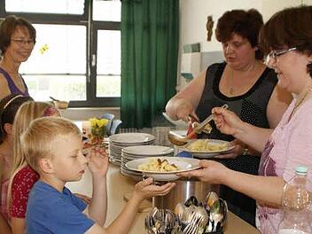 Nudeln mit Tomaten-Gulasch gab es bei der Einweihung in der Mittagsbetreuung in Untersteinbach. Für volle Teller sorgten Hauswirtschafterin Rosemarie Keller (vorne) und die Leiterin der Einrichtung, Erzieherin Susanne Schmitt. Links schaut die Rektorin der Grundschule, Roswitha Ebert, zu.  Fotos: sw