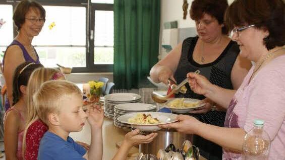 Nudeln mit Tomaten-Gulasch gab es bei der Einweihung in der Mittagsbetreuung in Untersteinbach. Für volle Teller sorgten Hauswirtschafterin Rosemarie Keller (vorne) und die Leiterin der Einrichtung, Erzieherin Susanne Schmitt. Links schaut die Rektorin der Grundschule, Roswitha Ebert, zu.  Fotos: sw
