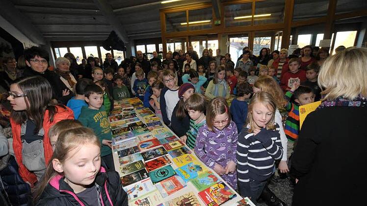 Aus einer Vielzahl an Büchern durften sich die Kinder Lesestoff aussuchen.