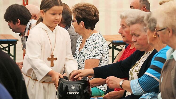 Die Kollekte sammelten die Minis stilvoll in Helmen ein.